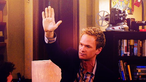 Qu'est ce que vous faites ? - Page 37 Barney-stinson-high-five-gimmick-essentiel-series